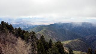 两座山之间的山谷